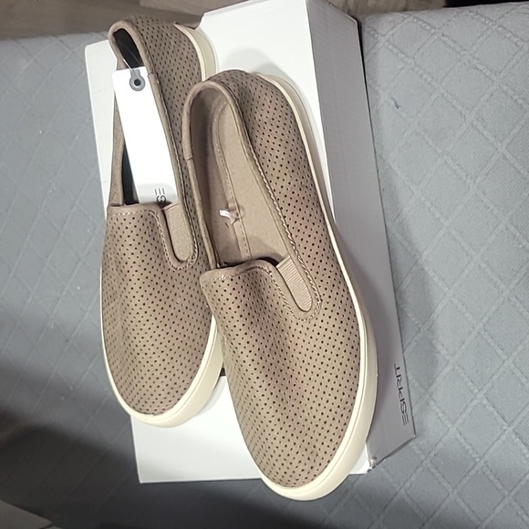 NIB Esprit North Beige Slip-On Sneakers Size 7 Women - Picture 2 of 4